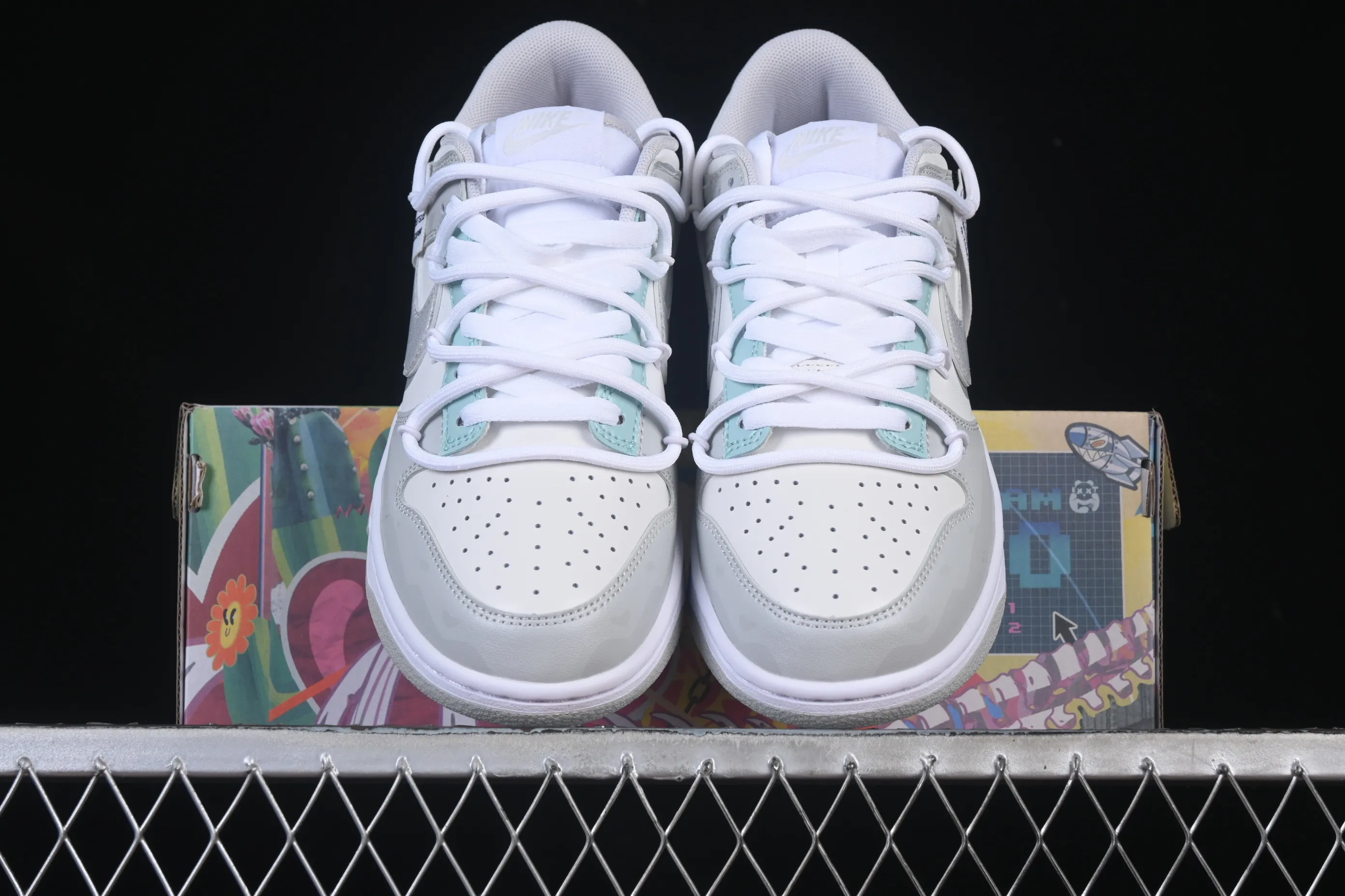 All categories Nk SB Dunk Series Nk SB Dunk Low High-end customized low-top sneakers Nike SB Dunk Low Gray and white straps low-top casual sneakers HF0730-160